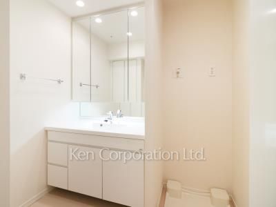 Powder Room ※Photo of the same layout on 38 floor. Decoration and fixture may differ.