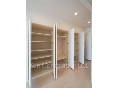 Closet ※Photo of the same layout on 18 floor. Decoration and fixture may differ.