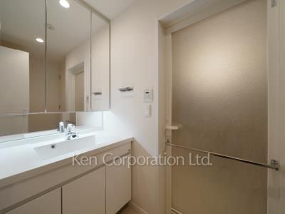 Powder Room ※Photo of the same layout on 18 floor. Decoration and fixture may differ.
