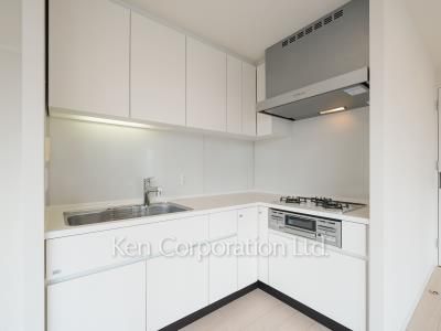 Kitchen ※Photo of the same layout on 20 floor. Decoration and fixture may differ.