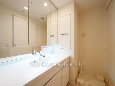 Powder Room ※Photo of the same layout on 20 floor. Decoration and fixture may differ.