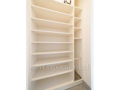 Shoes-In Closet ※Photo of the same layout on 14 floor. Decoration and fixture may differ.
