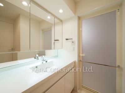 Powder Room ※Photo of the same layout on 14 floor. Decoration and fixture may differ.