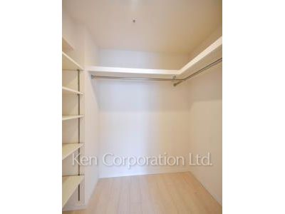 Walk-In Closet ※Photo of the same layout on 24 floor. Decoration and fixture may differ.