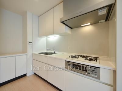 Kitchen ※Photo of the same layout on 24 floor. Decoration and fixture may differ.