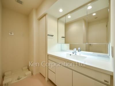 Powder Room ※Photo of the same layout on 24 floor. Decoration and fixture may differ.