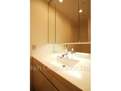 Powder Room ※Photo of the same layout on 36 floor. Decoration and fixture may differ.