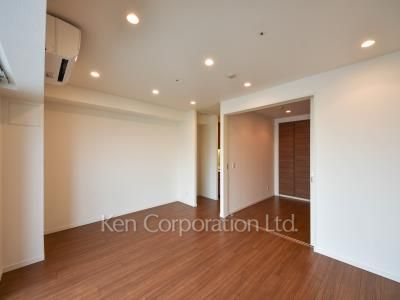 Living-Dining ※Photo of the same layout on 33 floor. Decoration and fixture may differ.