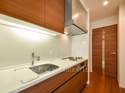 Kitchen ※Photo of the same layout on 33 floor. Decoration and fixture may differ.