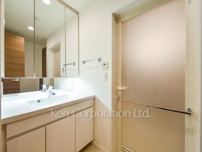 Powder Room ※Photo of the same layout on 33 floor. Decoration and fixture may differ.