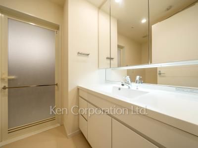 Powder Room ※Photo of the same layout on 38 floor. Decoration and fixture may differ.