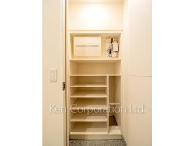 Shoes-In Closet ※Photo of the same layout on 38 floor. Decoration and fixture may differ.