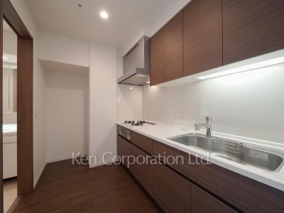 Kitchen ※Photo of the same layout on 21 floor. Decoration and fixture may differ.