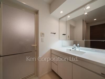 Powder Room ※Photo of the same layout on 21 floor. Decoration and fixture may differ.