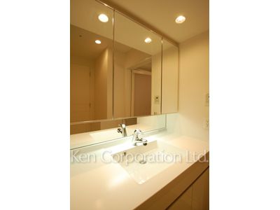 Powder Room ※Photo of the same layout on 36 floor. Decoration and fixture may differ.