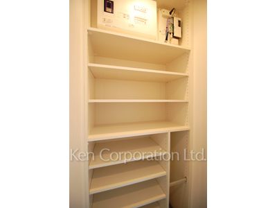 Shoes-In Closet ※Photo of the same layout on 36 floor. Decoration and fixture may differ.