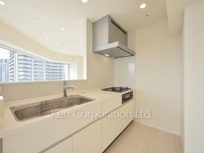Kitchen ※Photo of the same layout on 37 floor. Decoration and fixture may differ.