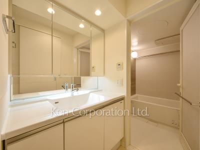 Powder Room ※Photo of the same layout on 37 floor. Decoration and fixture may differ.