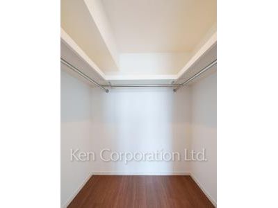 Walk-In Closet ※Photo of the same layout on 34 floor. Decoration and fixture may differ.