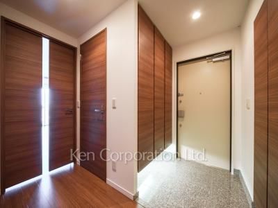 Entrance ※Photo of the same layout on 34 floor. Decoration and fixture may differ.