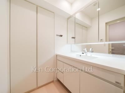 Powder Room ※Photo of the same layout on 34 floor. Decoration and fixture may differ.