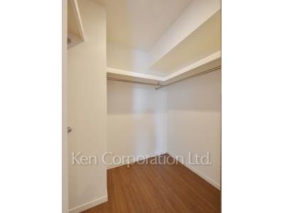 Walk-In Closet ※Photo of the same layout on 34 floor. Decoration and fixture may differ.