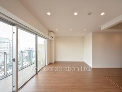 Living-Dining ※Photo of the same layout on 34 floor. Decoration and fixture may differ.