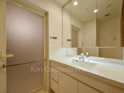 Powder Room ※Photo of the same layout on 34 floor. Decoration and fixture may differ.