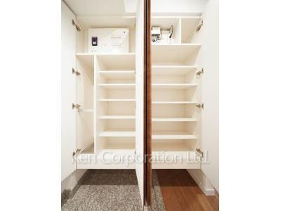 Shoes Closet ※Photo of the same layout on 17 floor. Decoration and fixture may differ.