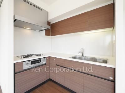 Kitchen ※Photo of the same layout on 17 floor. Decoration and fixture may differ.
