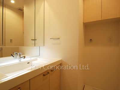 Powder Room ※Photo of the same layout on 16 floor. Decoration and fixture may differ.