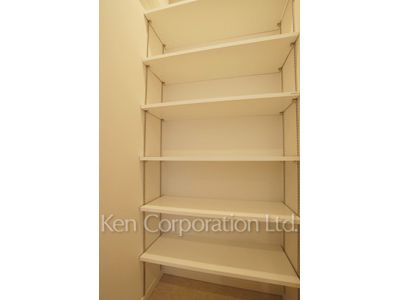 Shoes-In Closet ※Photo of the same layout on 16 floor. Decoration and fixture may differ.