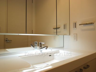 Powder Room ※Photo of the same layout on 23 floor. Decoration and fixture may differ.
