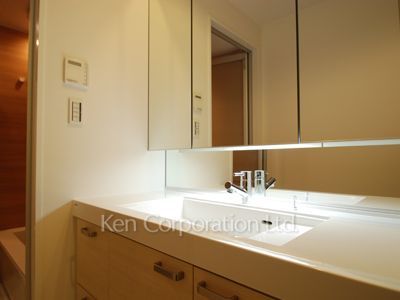 Powder Room ※Photo of the same layout on 16 floor. Decoration and fixture may differ.