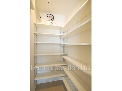 Shoes-In Closet ※Photo of the same layout on 16 floor. Decoration and fixture may differ.