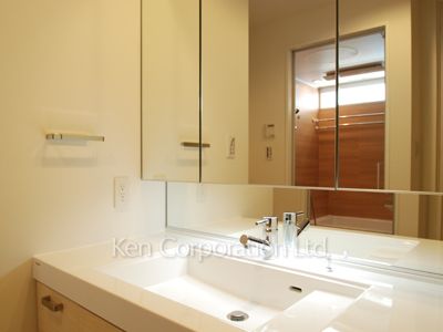 Powder Room ※Photo of the same layout on 16 floor. Decoration and fixture may differ.