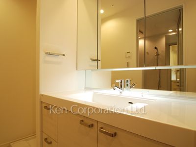 Powder Room ※Photo of the same layout on 23 floor. Decoration and fixture may differ.