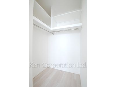 Walk-In Closet ※Photo of the same layout on 23 floor. Decoration and fixture may differ.