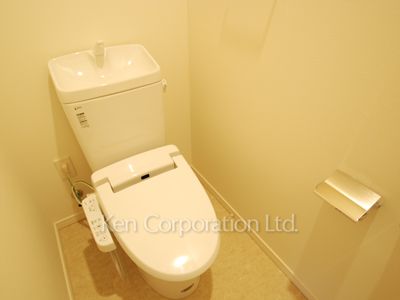 Lavatory ※Photo of the same layout on 16 floor. Decoration and fixture may differ.