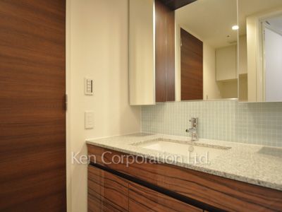 Powder Room ※Photo of the same layout on 15 floor. Decoration and fixture may differ.