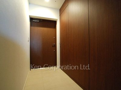 Entrance ※Photo of the same layout on 10 floor. Decoration and fixture may differ.