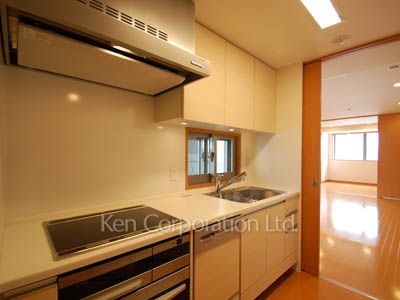 Kitchen ※Photo of the same layout on 19 floor. Decoration and fixture may differ.