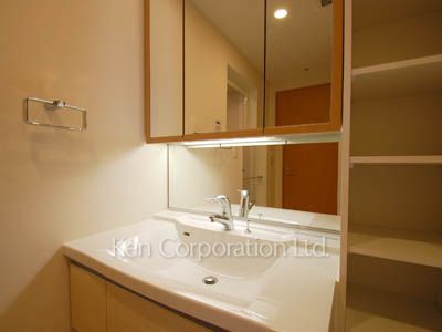 Powder Room ※Photo of the same layout on 19 floor. Decoration and fixture may differ.