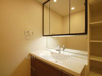 Powder Room ※Photo of the same layout on 19 floor. Decoration and fixture may differ.