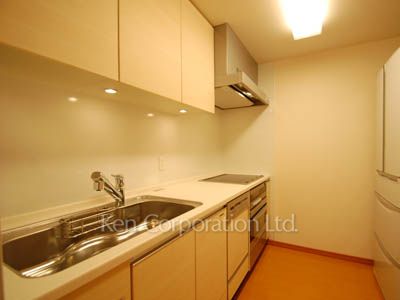 Kitchen ※Photo of the same layout on 19 floor. Decoration and fixture may differ.
