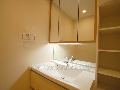 Powder Room ※Photo of the same layout on 19 floor. Decoration and fixture may differ.