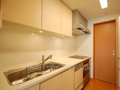Kitchen ※Photo of the same layout on 19 floor. Decoration and fixture may differ.