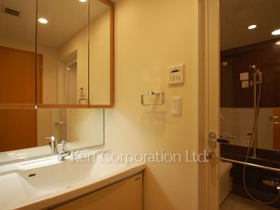 Powder Room ※Photo of the same layout on 19 floor. Decoration and fixture may differ.