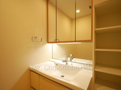 Powder Room ※Photo of the same layout on 19 floor. Decoration and fixture may differ.