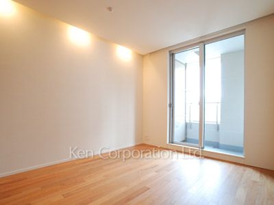 Bedroom ※Photo of the same layout on 8 floor. Decoration and fixture may differ.
